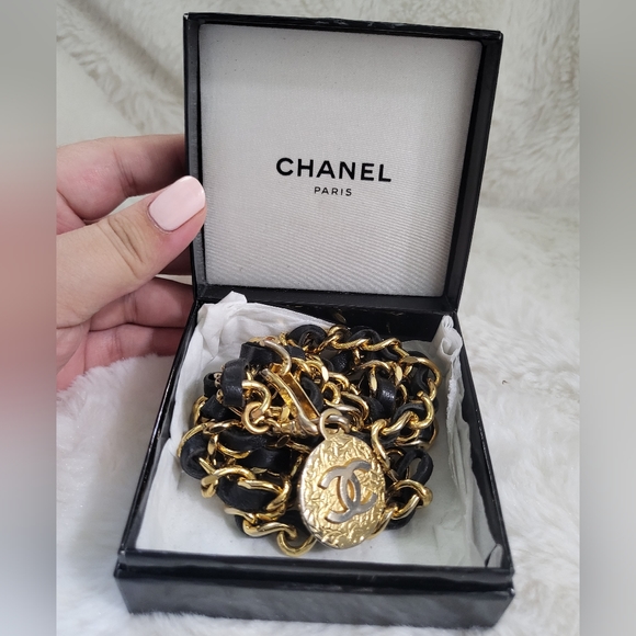 CHANEL 1982 Vintage Medallion Black Leather Chain Belt - Picture 2 of 13